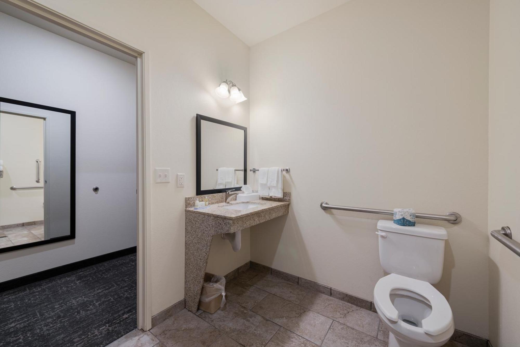 Cobblestone Hotel & Suites - Bellefontaine 외부 사진